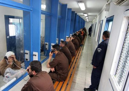إدارة سجون الاحتلال تبلغ الأسرى باستئناف الزيارات الأسبوع المقبل