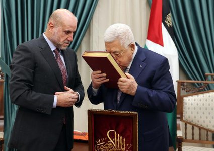 الرئيس عباس يتسلم النسخة الأولى من مصحف المسجد الأقصى