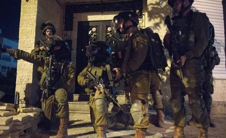 الاحتلال يعتقل شابا ويغلق طريقا في اللبن الشرقية