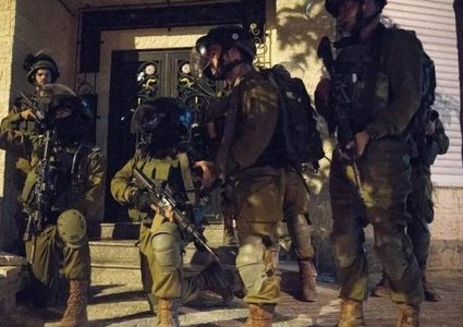 الاحتلال يعتقل شابا ويغلق طريقا في اللبن الشرقية