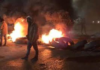 إصابة شاب واعتقال آخر واندلاع مواجهات في عدة مناطق بالخليل