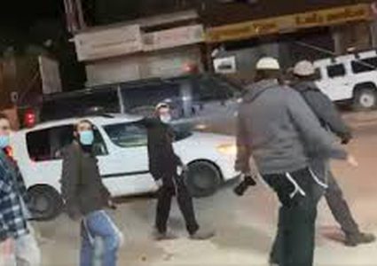 مستوطنون يهاجمون مركبات المواطنين عند مدخل البيرة الشمالي