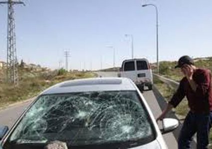 مستوطنون يهاجمون مركبات المواطنين في حوارة جنوب نابلس