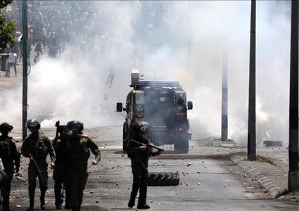 اعتقال شاب وإصابات بالاختناق.. مواجهات في عدة مناطق من القدس والضفة الغربية