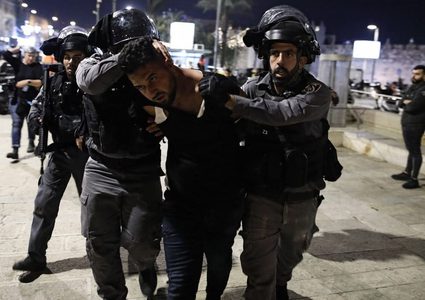 الاحتلال يعتقل أربعة شبان من المسجد الأقصى المبارك