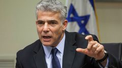 لابيد يهاجم التقرير الأممي الذي اعتبر الاحتلال الإسرائيلي غير قانوني