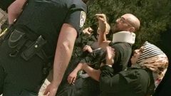 حقوقي: الشرطة اعتدت على سليمان محاجنة من أم الفحم أمام زوجته وأطفاله