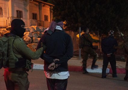 الاحتلال يعتقل عدة مواطنين من الضفة الغربية
