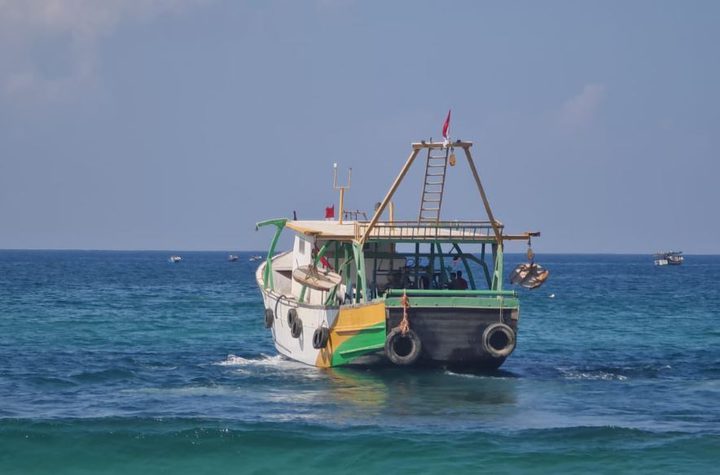 أكبر "لنش" بحري يبحر في سواحل قطاع غزة