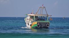 أكبر "لنش" بحري يبحر في سواحل قطاع غزة