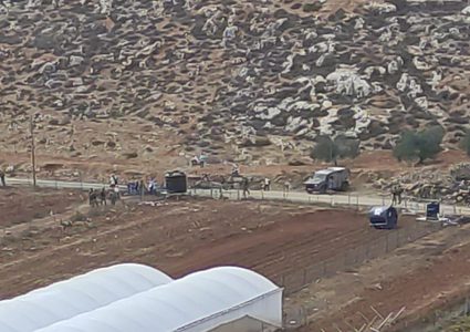 مستوطنون يحتجزون مزارعين في أراضي قريوت جنوب نابلس