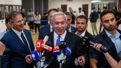 نتنياهو يهاجم غانتس بسبب "السماح للسلطة الفلسطينية بشراء مروحيات"
