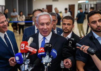 نتنياهو يهاجم غانتس بسبب "السماح للسلطة الفلسطينية بشراء مروحيات"