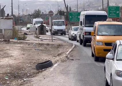 الاحتلال يغلق الطريق الرابط بين مدينة الخليل وبلدات جنوب المحافظة