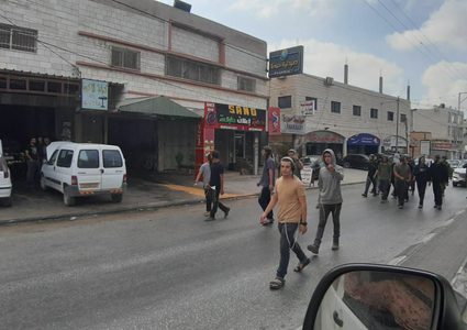 مستوطن يهاجم طالبتين ويرشهما بغاز الفلفل في حوارة