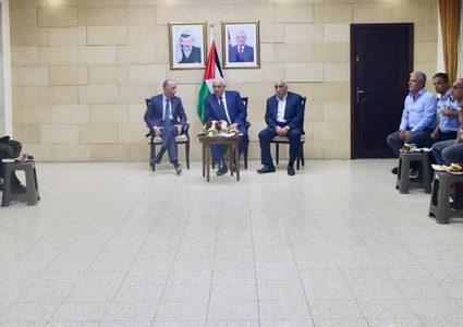 وزير الداخلية يتفقد عددا من المؤسسات في محافظتي الخليل وطولكرم