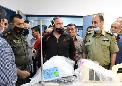 المحافظ كميل يسلم جهازي غسيل كلى لمستشفى سلفيت الحكومي