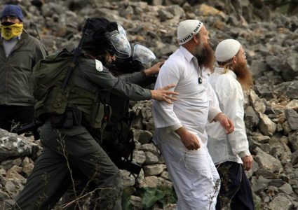 مستوطنون يهاجمون منازل ومركبات المواطنين في بلدة تقوع