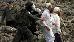 مستوطنون يهاجمون منازل ومركبات المواطنين في بلدة تقوع