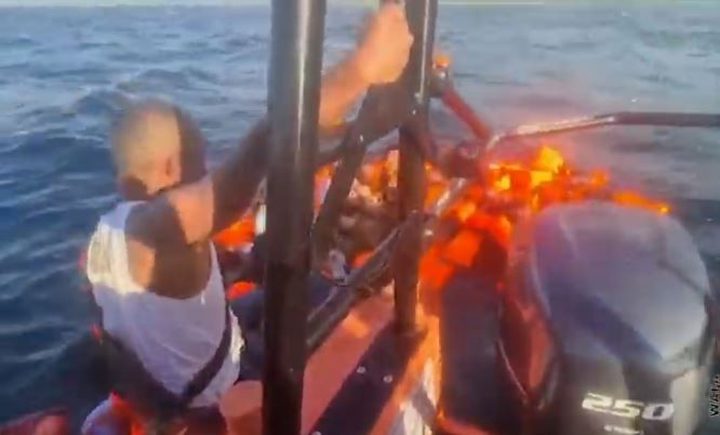 مصرع 13 شخصًا باحتراق سفينة في إندونيسيا