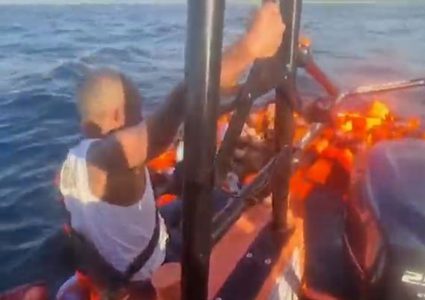 مصرع 13 شخصًا باحتراق سفينة في إندونيسيا