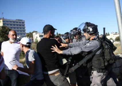 الاحتلال يعتقل فتى من الشيخ جراح بعد اعتداء المستوطنين عليه
