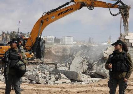 الاحتلال يهدم منزلا قيد الانشاء ويعتقل مواطنين شرق الخليل