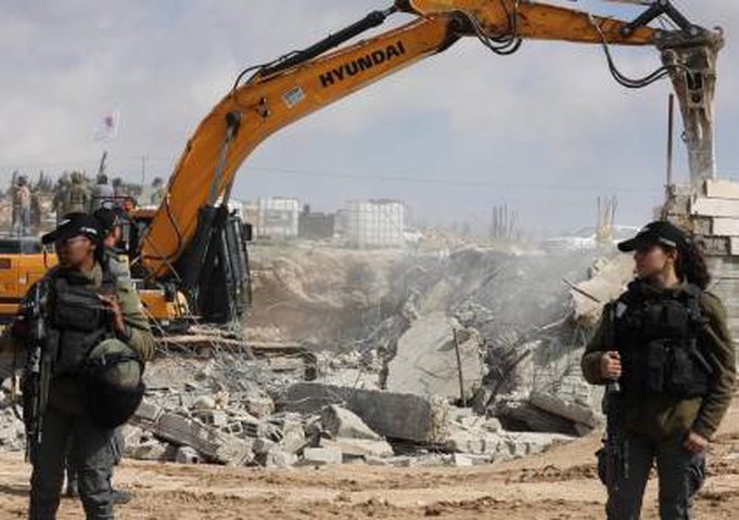 الاحتلال يهدم منزلا قيد الانشاء ويعتقل مواطنين شرق الخليل
