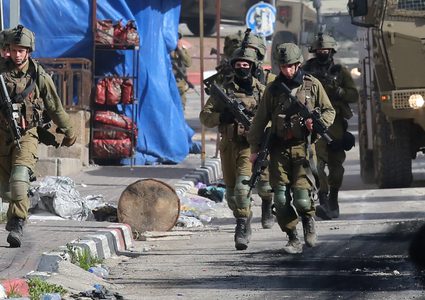 لابيد: استهدفنا أحد قادة "عرين الأسود"- موقع عبري: الأمن الفلسطيني أحبط عملية نا