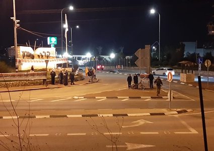 الاحتلال يغلق طرقا فرعية في بلدة حوارة جنوب نابلس بالسواتر الترابية