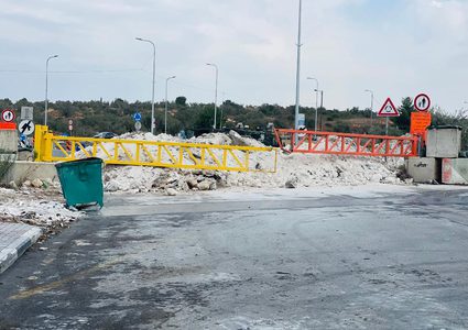 الاحتلال يغلق المدخل الرئيسي لبلدة عزون بالسواتر الترابية