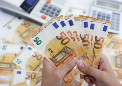 اليورو يتخطى عتبة التكافؤ مع الدولار على خلفية مخاوف حول الاقتصاد الأميركي