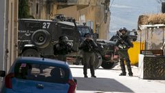 الاحتلال يداهم محلات تجارية ويستولى على مركبة في الخليل