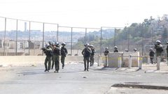 قوات الاحتلال تغلق حاجز مخيم شعفاط