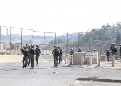قوات الاحتلال تغلق حاجز مخيم شعفاط