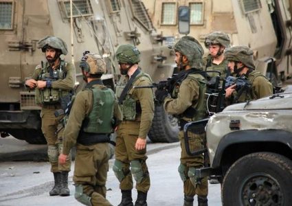 قوات الاحتلال تمنع شابا من دخوله منزله في حي الرميدة
