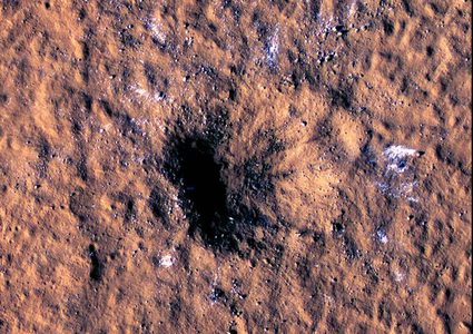 اكتشاف مثير.. نيزك يضرب المريخ ويفجر جليداً