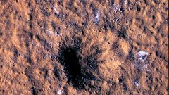 اكتشاف مثير.. نيزك يضرب المريخ ويفجر جليداً