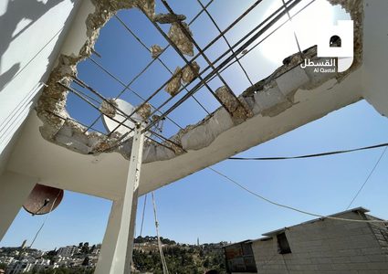 الاحتلال يجبر مقدسيا على هدم جزء من منزله في حي الطور