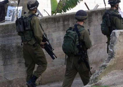 الاحتلال يعتقل 4 شبان من قرية أم صفا شمال رام الله بينهم أسيران محرران