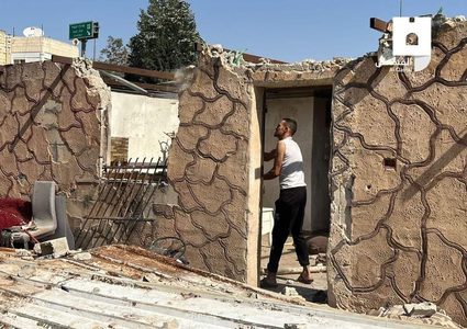 قوات الاحتلال تجبر مقدسيا على هدم جزء من منزله