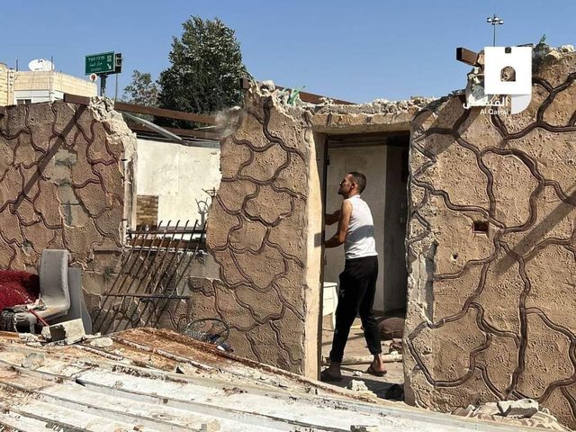 قوات الاحتلال تجبر مقدسيا على هدم جزء من منزله