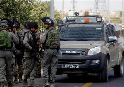 الاحتلال يعتقل ضابطا في الأمن الوقائي وشابا آخر من مخيم الجلزون