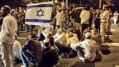 مستوطنون يهاجمون مركبات المواطنين شرق رام الله