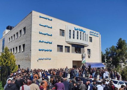 نقابة الأطباء تقرر وقف جميع الإجراءات الاحتجاجية والعودة للدوام بالشكل الطبيعي