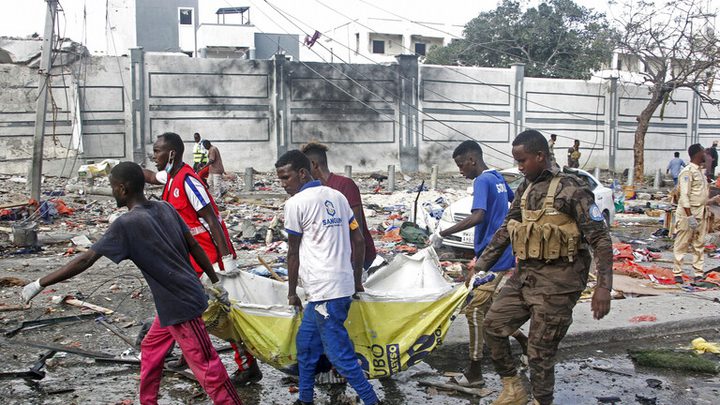 ارتفاع حصيلة ضحايا الاعتداء بسيارتين مفخختين في مقديشو إلى 100 قتيل