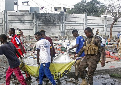 ارتفاع حصيلة ضحايا الاعتداء بسيارتين مفخختين في مقديشو إلى 100 قتيل