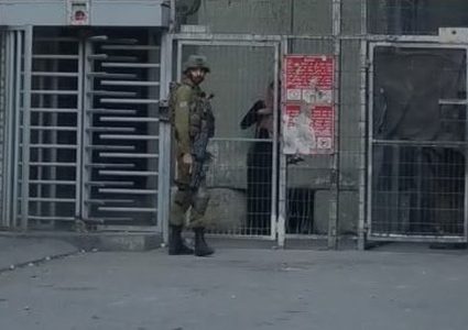 الاحتلال يصيب شابا بالرصاص ويعتقل فتاة في الخليل