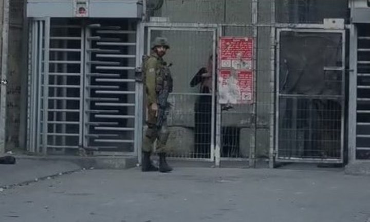 الاحتلال يصيب شابا بالرصاص ويعتقل فتاة في الخليل