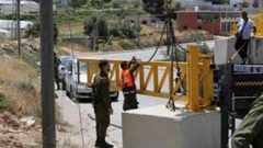 الاحتلال ينصب بوابة حديدية في المنطقة الجنوبية من الخليل